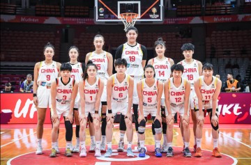 中国女篮半场领先南苏丹10分：张子宇8分 李月汝2分3犯规低迷